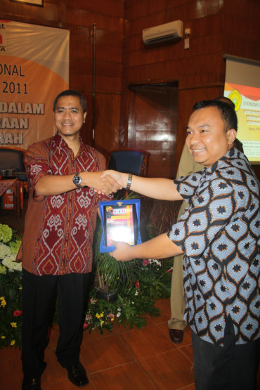 Guru Besar, Prof. Dr. Eko Prasodjo (berbatik merah) bersalaman dengan Guru berperut besar (berbatik biru) ;)