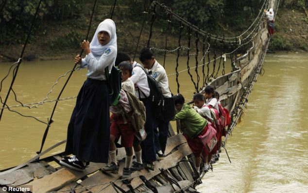 Sumber:http://www.dailymail.co.uk/news/article-2088998/Think-school-run-bad-Children-face-Indiana-Jones-style-river-crossing-EVERY-day-floods-cut-community.html