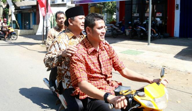 Sumber: http://cdn-media.viva.co.id/thumbs2/2014/06/06/254338_prabowo-naik-ojek_663_382.jpg